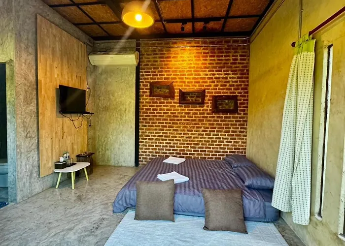 โรงแรม บ้านไร่ดอกแก้ว 4*
