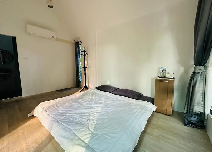 โรงแรม บ้านไร่ดอกแก้ว 4*